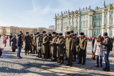 Askerler çiçekler ve Kemerovo şehir - Palace Square, St. Petersburg, Rusya Federasyonu - yangın kurbanları anısına yatıyordu 27 Şubat 2017.