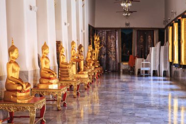 Budist Tapınağı, Bangkok, Tayland altın Buddha heykeli. Seçici odak.