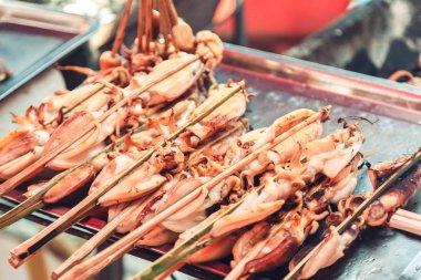 Taze kalamar ızgara. Kep, Kamboçya'da balık pazarı.