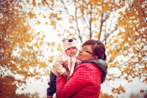 Mamá Con Niño Jugando Parque Otoño Día Cálido Otoño —  Fotos de Stock