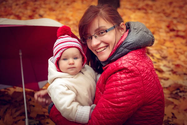 Mamá Con Niño Jugando Parque Otoño Día Cálido Otoño —  Fotos de Stock