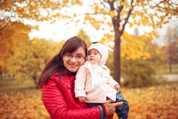 Mamá Con Niño Jugando Parque Otoño Día Cálido Otoño —  Fotos de Stock