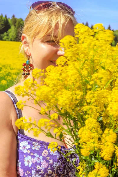 Loira Feliz Gosta Natureza Campo Amarelo Dia Ensolarado — Fotografia de Stock