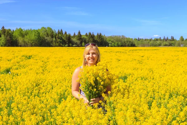 Loira Feliz Gosta Natureza Campo Amarelo Dia Ensolarado — Fotografia de Stock