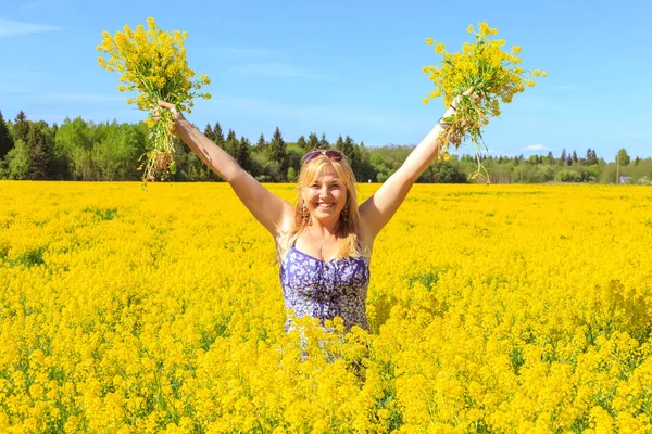Happy Blondýna Příroda Žlutém Poli Slunečný Den — Stock fotografie