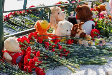 Kemerovo şehir - Palace Square, St Petersburg, Rusya Federasyonu - 27 Mart 2017 yangın kurbanları anısına yeri.