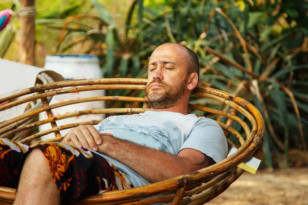 Turistik bir koltuk tropik sahilde uyuyor. Kamboçya'da Adası.