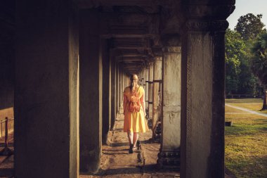 Turist kadın Angkor Wat Tapınağı. Siem Reap, Kamboçya.