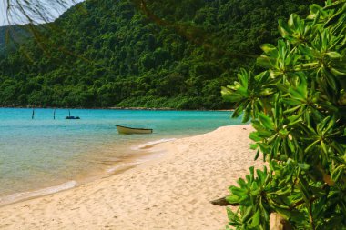 Kar-beyaz plaj ve turkuaz Denizi adası Koh Rong Samloem. Kamboçya.