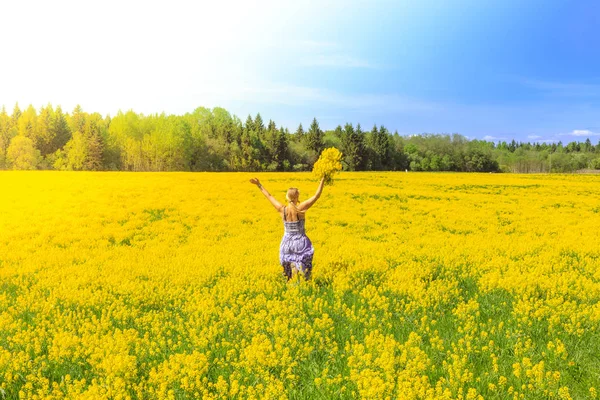 Šťastná Dívka Běží Přes Žluté Pole Kyticí — Stock fotografie