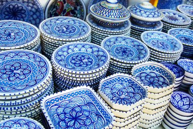 Hediyelik eşya çanak çömlek Tunus pazarında, Sidi Bou Said, Tunus.