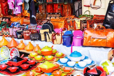 Hediye çanta ve çanak çömlek Tunus Pazar, Sidi Bou Said, Tunus.
