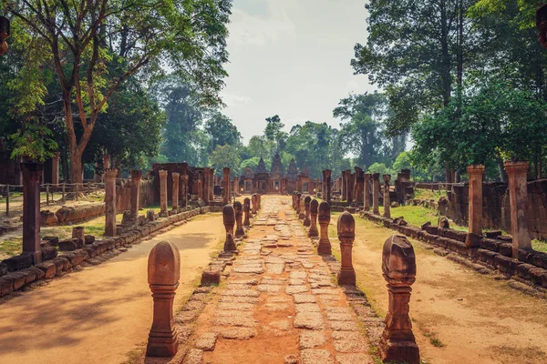  Banteay Srey - pembe kumtaşı benzersiz Tapınağı. Angkor, Siem Reap, Kamboçya.