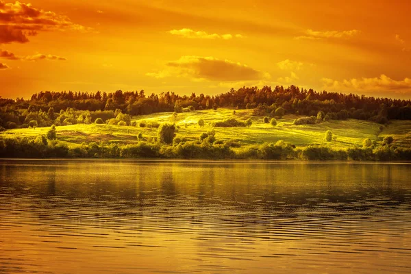 Západ Slunce Nad Jezerem Rozkvetlé Louky Lesem Obzoru Barevné Nebe — Stock fotografie