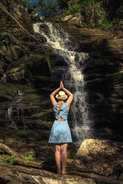 Женщина Шляпе Медитирует Возле Водопада Ощущение Расслабления Свободы — стоковое фото