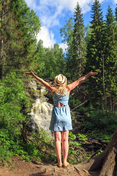 Γυναίκα Καπέλο Απολαμβάνει Φύση Κοντά Στον Καταρράκτη Του Δάσους Αίσθημα — Φωτογραφία Αρχείου