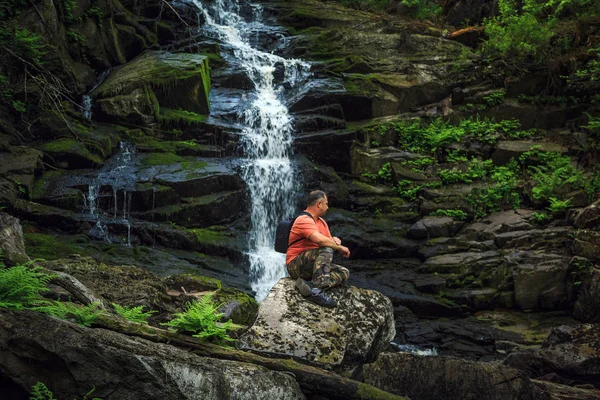 Turista Sienta Una Roca Cerca Una Cascada Del Bosque Sensación —  Fotos de Stock
