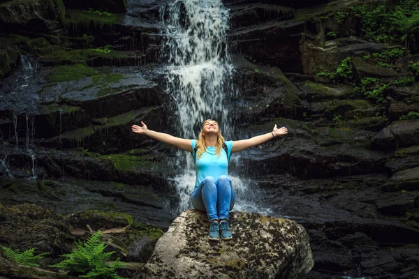 Chica Viajera Cerca Una Cascada Del Bosque Sensación Relajación Libertad —  Fotos de Stock