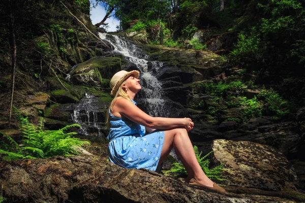 Mujer Sombrero Disfrutando Naturaleza Cerca Cascada Del Bosque Sensación Relajación —  Fotos de Stock