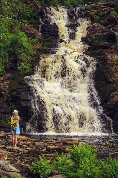 Mujer Sombrero Con Ramo Flores Cerca Una Cascada Del Bosque —  Fotos de Stock