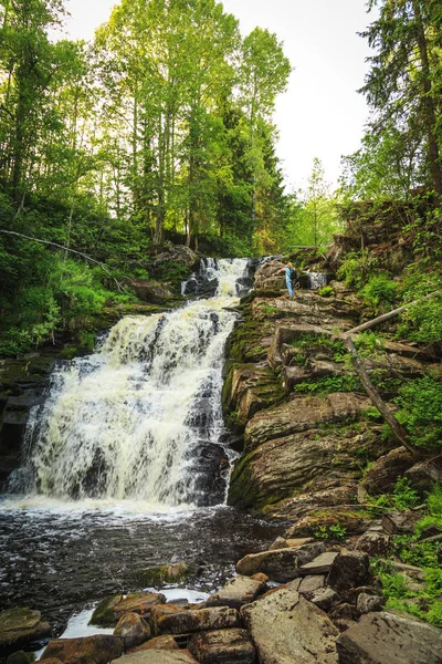 Chica Viajera Cerca Una Cascada Del Bosque Sensación Relajación Libertad —  Fotos de Stock