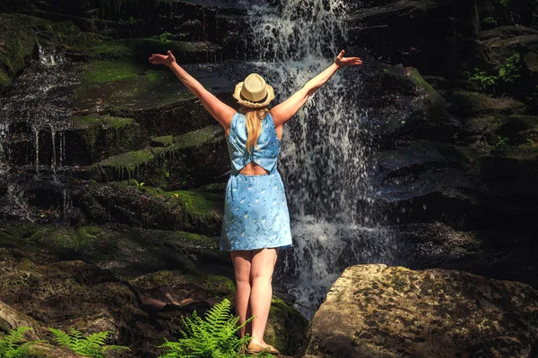 Mujer Sombrero Disfrutando Naturaleza Cerca Cascada Del Bosque Sensación Relajación —  Fotos de Stock