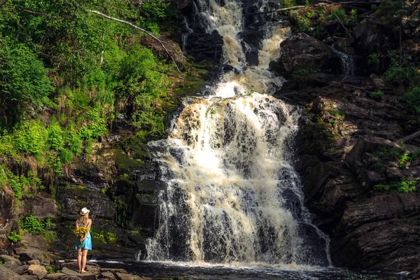 Mujer Sombrero Con Ramo Flores Cerca Una Cascada Del Bosque —  Fotos de Stock