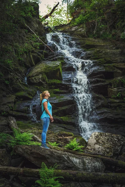 Chica Viajera Cerca Una Cascada Del Bosque Sensación Relajación Libertad —  Fotos de Stock