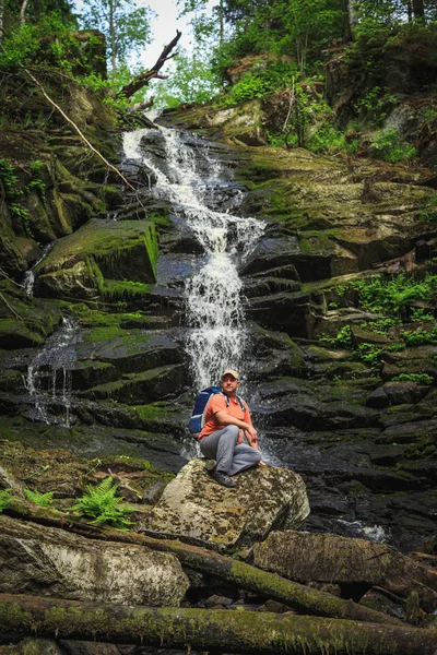 Turista Sienta Una Roca Cerca Una Cascada Del Bosque Sensación —  Fotos de Stock