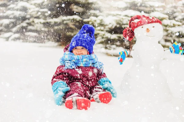 Küçük kız kış Park. Kış eğlenceli, mutlu çocukluk.