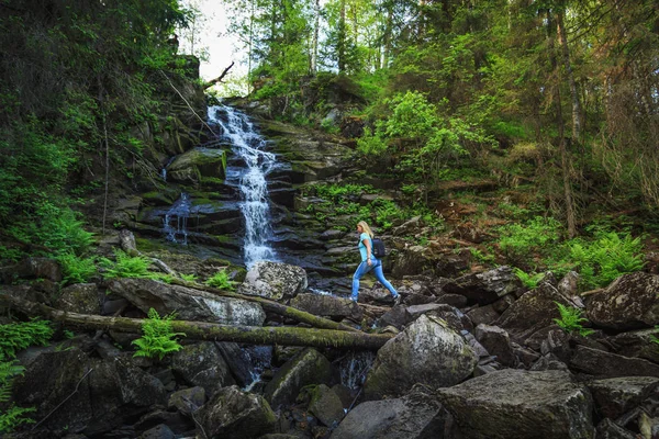 Chica Viajera Cerca Una Cascada Del Bosque Sensación Relajación Libertad — Foto de Stock