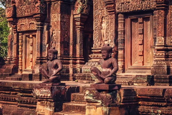  Banteay Srey - pembe kumtaşı benzersiz Tapınağı. Angkor, Siem Reap, Kamboçya.