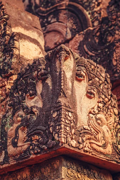 Banteay Srei - pembe kumtaşı benzersiz Tapınağı. Angkor, Siem Reap, Kamboçya. İplik parçaları.
