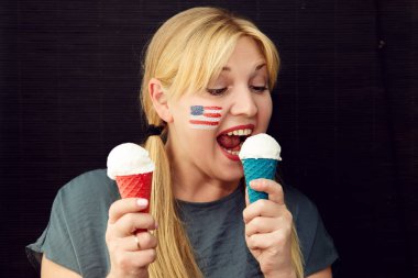 Yüzünde dondurma yeme Amerikan bayrağı olan kız. Bize bağımsızlık günü.