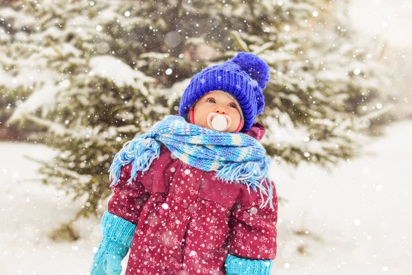 Ragazzina Divertente Nel Parco Invernale Divertimento Invernale Infanzia Felice — Foto Stock