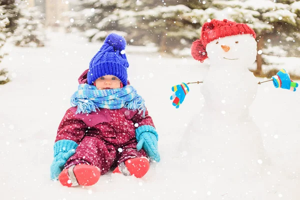 Ragazzina divertente nel parco invernale . — Foto Stock