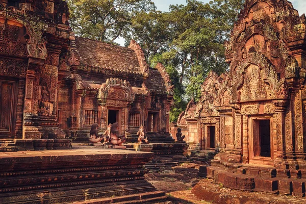  Banteay Srey - pembe kumtaşı benzersiz Tapınağı. Angkor, Siem Reap, Kamboçya.