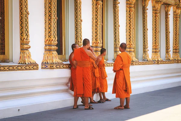 Buddhista Szerzetesek Templom Közelében Bangkok Thaiföld 2018 Április — Stock Fotó