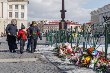 Kemerovo şehir - Palace Square, St Petersburg, Rusya Federasyonu - 27 Mart 2017 yangın kurbanları için yas.