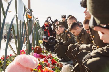 Askerler çiçekler ve Kemerovo şehir - Palace Square, St. Petersburg, Rusya Federasyonu - yangın kurbanları anısına yatıyordu 27 Şubat 2017.