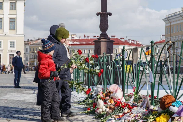 Kemerovo şehir - Palace Square, St Petersburg, Rusya Federasyonu - 27 Mart 2017 yangın kurbanları için yas.