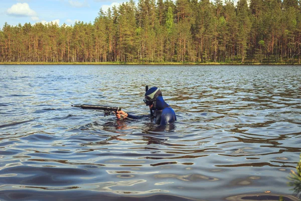 Cazador Submarino Preparándose Para Bucear Pesca Lago Del Bosque — Foto de Stock