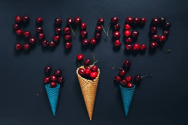 Wafel Hoorns Met Sappige Kersen Donkere Achtergrond Inscriptie Summer — Stockfoto