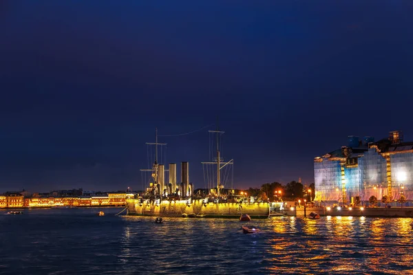 有名な巡洋艦サンクト ペテルブルクで オーロラ 白い夜 — ストック写真