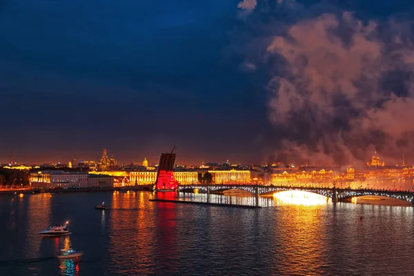 Fogos de artifício festivos em São Petersburgo . — Fotografia de Stock