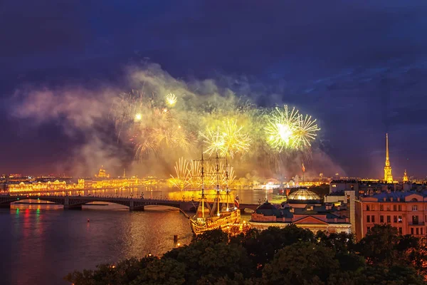 Festive fireworks in St. Petersburg. — Stock Photo, Image