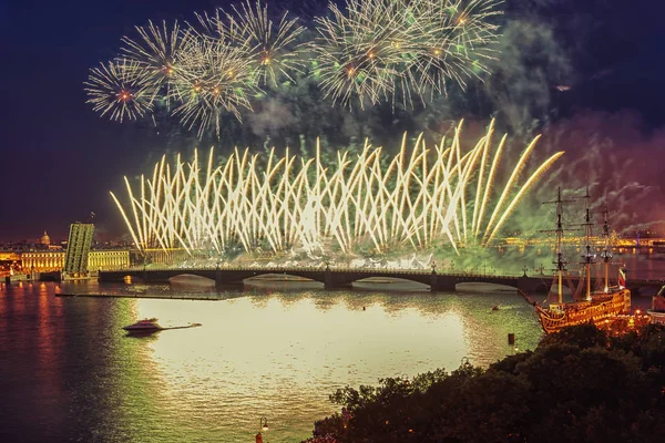 Festive fireworks in St. Petersburg. — Stock Photo, Image