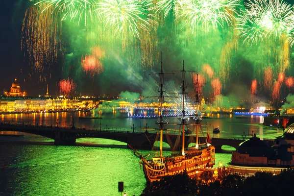 Festive fireworks in St. Petersburg. — Stock Photo, Image