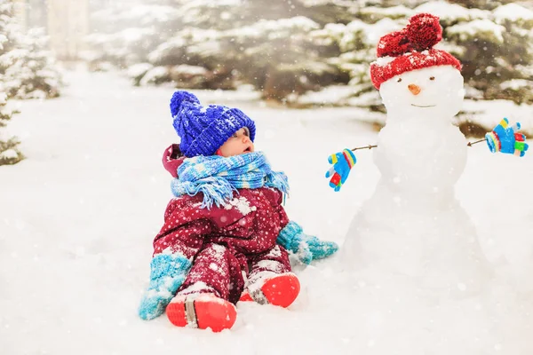 Αστείο Μικρό Κορίτσι Στο Πάρκο Του Χειμώνα Διασκέδαση Χειμώνα Ευτυχισμένη — Φωτογραφία Αρχείου