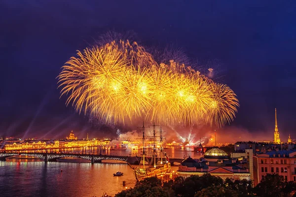 Festival fireworks uygulamasında St. Petersburg. Scarlet yelken kutlama, St Petersburg.